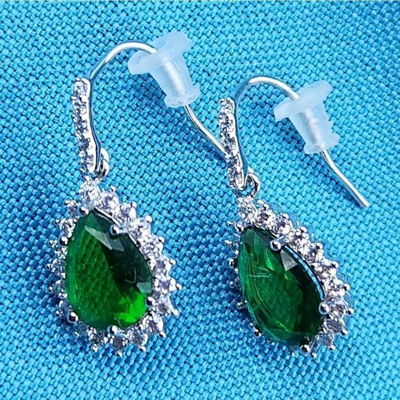 🔥NWOT Green Faux Emerald & Cubic Zirconia Teardrop Dangling Earrings - Picture 9 of 9